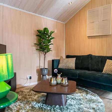 Beautiful With A Terrace, Located In A In Brabant 木屋